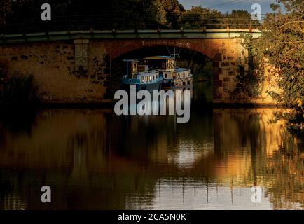 Frankreich, Herault, Canal du Midi, von der UNESCO zum Weltkulturerbe erklärt, Vias, Blick auf den Kanal bei Sonnenuntergang Stockfoto
