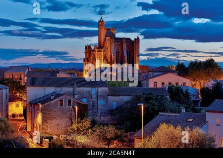 Frankreich, Herault, Canal du Midi, von der UNESCO zum Weltkulturerbe erklärt, Capestang, Nachtansicht der Kirche und der Stadt Stockfoto