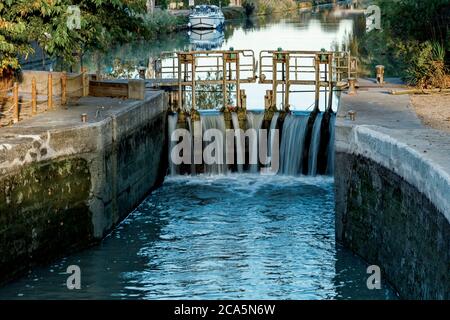 Frankreich, Herault, Canal du Midi, von der UNESCO zum Weltkulturerbe erklärt, Villeneuve les Beziers, Schleuse Stockfoto
