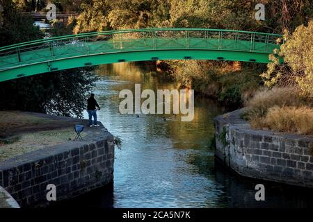Frankreich, Herault, Canal du Midi, von der UNESCO zum Weltkulturerbe erklärt, Agde, Fischer an der Mündung eines Kanals bei Sonnenuntergang Stockfoto
