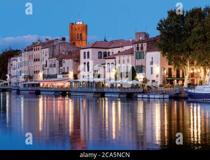 Frankreich, Herault, Canal du Midi, von der UNESCO zum Weltkulturerbe erklärt, Agde, Nachtansicht der Stadt Agde und seines Kanals Stockfoto