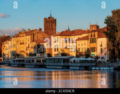 Frankreich, Herault, Canal du Midi, von der UNESCO zum Weltkulturerbe erklärt, Agde, Agde Kanal bei Sonnenuntergang Stockfoto