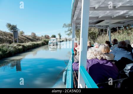 Frankreich, Herault, Canal du Midi, von der UNESCO zum Weltkulturerbe erklärt, Colombiers, Malpas-Tunnel, Szene des Lebens auf dem Kanal Stockfoto