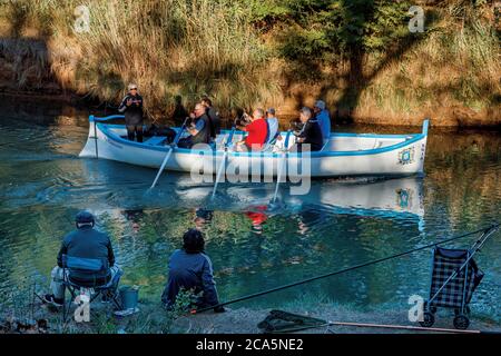 Frankreich, Herault, Canal du Midi, von der UNESCO, Agde, Ruderern und Fischern auf einem Kanal zum Weltkulturerbe erklärt Stockfoto