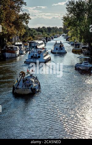 Frankreich, Herault, Canal du Midi, von der UNESCO zum Weltkulturerbe erklärt, Agde, Kähne auf dem Kanal Stockfoto