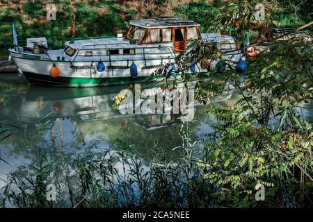 Frankreich, Herault, Canal du Midi, von der UNESCO zum Weltkulturerbe erklärt, Poilhes, Kähne an den Ufern des Kanals Stockfoto