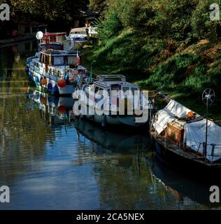 Frankreich, Herault, Canal du Midi, von der UNESCO zum Weltkulturerbe erklärt, Poilhes, Kähne an den Ufern des Kanals Stockfoto