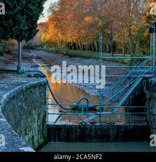 Frankreich, Herault, Canal du Midi, von der UNESCO zum Weltkulturerbe erklärt, Poilhes, Kähne an den Ufern des Kanals Stockfoto