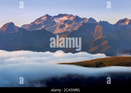 Frankreich, Hautes Pyrenäen, Barousse, Port de Bales, Blick auf eine Bergkette bei Sonnenaufgang auf einem Meer von Wolken im Sommer Stockfoto