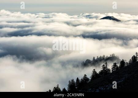 Frankreich, Hautes Pyrenäen, Barousse, Port de Bales, Berglandschaft mit einem Meer von Wolken und Nebel im Tal bei Sonnenaufgang Stockfoto