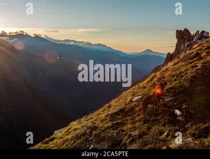 Frankreich, Ariege, Aulus les Bains, Lastou, Gruppe von Wanderern bei Sonnenuntergang Stockfoto