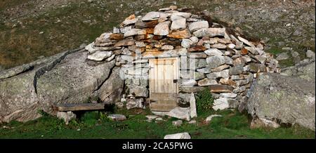 Frankreich, Ariege, Aulus les Bains, Lastou, Steinhütte für Hirten in den Bergen Stockfoto