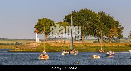 Frankreich, Somme (80), Baie de Somme, Saint-Valery-sur-Somme, bei Flut nutzen Vergnügungsboote, Segel- oder Schnellboote den Somme-Kanal, um das Meer oder den Hafen zu erreichen. Stockfoto