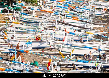 Indonesien, Ost-Bali, Amlapura, Amed-Küste, Banyuning-Strand, Prahu am Strand Stockfoto