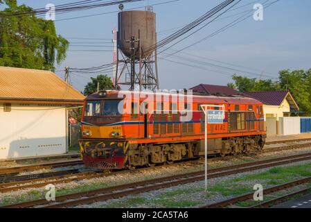 PHETCHABURI, THAILAND - 13. DEZEMBER 2018: Orange Diesel Lokomotive am Bahnhof an einem sonnigen Abend. Thai Royal Railways Stockfoto