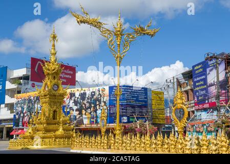 CHIANG RAY, THAILAND - 15. DEZEMBER 2018: Uhrturm und Straßenlaterne im nationalen Stil an einer Stadtstraße an einem sonnigen Tag Stockfoto