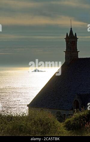 Frankreich, Finistere, Iroise Meer, Cleden-Cap-Sizun, Pointe du Van, Saint Sie Kapelle mit Blick auf die Bay des Trepasses und der Tevennec Leuchtturm im Hintergrund Stockfoto