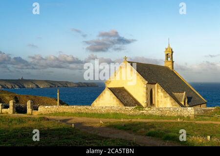 Frankreich, Finistere, Iroise Meer, Cleden-Cap-Sizun, Pointe du Van, Saint Sie Kapelle mit Blick auf die Bay des Trepasses und Pointe du Raz im Hintergrund Stockfoto