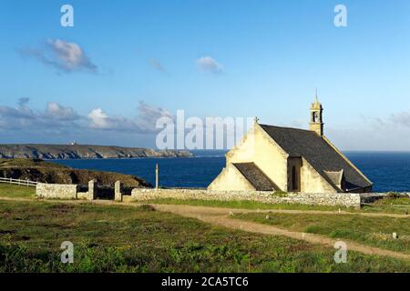 Frankreich, Finistere, Iroise Meer, Cleden-Cap-Sizun, Pointe du Van, Saint Sie Kapelle mit Blick auf die Bay des Trepasses und Pointe du Raz im Hintergrund Stockfoto