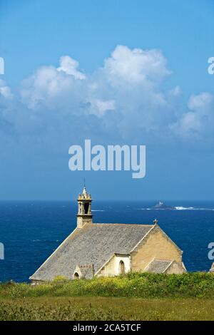 Frankreich, Finistere, Iroise Meer, Cleden-Cap-Sizun, Pointe du Van, Saint Sie Kapelle mit Blick auf die Bay des Trepasses und der Tevennec Leuchtturm im Hintergrund Stockfoto