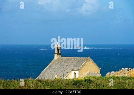 Frankreich, Finistere, Iroise Meer, Cleden-Cap-Sizun, Pointe du Van, Saint Sie Kapelle mit Blick auf die Bay des Trepasses und der Tevennec Leuchtturm im Hintergrund Stockfoto