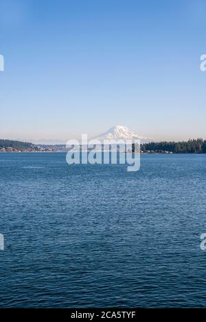 Blick auf Mt. Rainier von Gig Harbor, Washington. Stockfoto