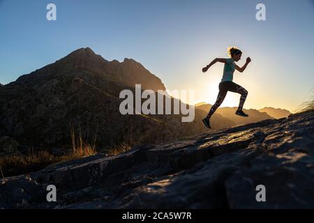 Spanien, Balearen, Mallorca, Serra de Tramuntana, sa Calobra, Gipfel des Puig Major (höchster Gipfel der Insel, 1445 m), femme pratiquant le Trail Stockfoto