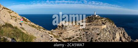 Spanien, Balearen, Mallorca, Serra de Tramuntana, Cap Formentor, Frau beim Trailrunning Stockfoto