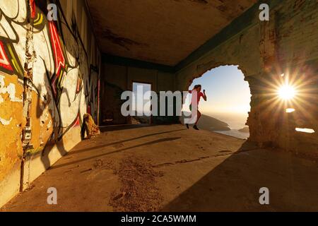 Spanien, Balearen, Mallorca, Serra de Tramuntana, Cap Formentor, Frau beim Trailrunning Stockfoto