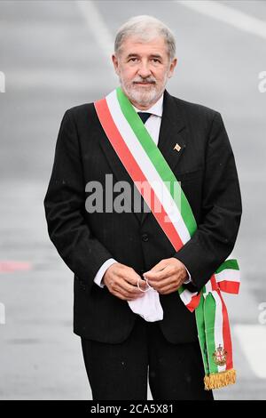 Genua, Italien. August 2020. Der Bürgermeister von Genua Marco Bucci nimmt an der offiziellen Einweihungszeremonie der neuen San Giorgio Brücke Teil.die neue San Giorgio Brücke, die vom Architekten Renzo Piano entworfen wurde, ersetzt die im August 2018 eingestürzte Morandi Brücke.die neue Brücke soll am 05. August 2020 während der Einweihungszeremonie wieder eröffnet werden. Kredit: SOPA Images Limited/Alamy Live Nachrichten Stockfoto