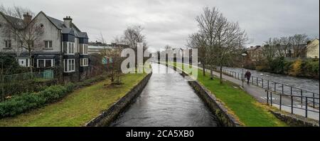 Blick auf Kanal und Fluss, Galway City, County Galway, Irland Stockfoto