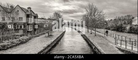 Blick auf Kanal und Fluss, Galway City, County Galway, Irland Stockfoto