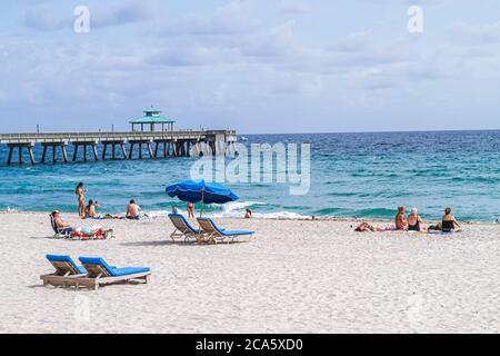 Deerfield Beach Florida, Sand, öffentlich, Atlantikküste, Ufer, Surfen, Sonnenanbeter, Deerfield Beach International Fishing Pier, Besucher reisen Stockfoto