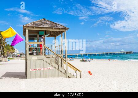 Deerfield Beach Florida, Rettungsschwimmer, Station, Hütte, Sand, öffentlich, Atlantikküste, Ufer, Surfen, Sonnenanbeter, Deerfield Beach International Fishing Pier, Stockfoto