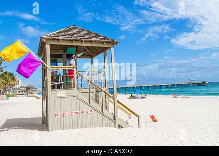 Deerfield Beach Florida, Rettungsschwimmer, Station, Hütte, Sand, öffentlich, Atlantikküste, Ufer, Surfen, Sonnenanbeter, Deerfield Beach International Fishing Pier, Stockfoto