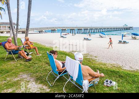 Deerfield Beach Florida, Palmen, Sand, Öffentlichkeit, Atlantikküste, Ufer, Surfen, Sonnenanbeter, Erwachsene Erwachsene Männer Männer Männer, Frau Frauen weibliche Dame, Coup Stockfoto