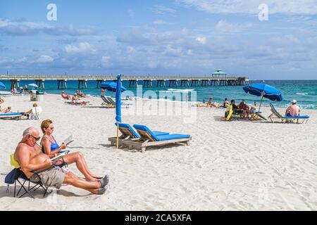 Deerfield Beach Florida, Sand, öffentlich, Atlantikküste, Ufer, Surfen, Sonnenanbeter, Erwachsene Erwachsene Männer Männer, Frauen Frauen weibliche Dame, Paar, Regenschirm Stockfoto