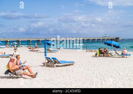 Deerfield Beach Florida, Sand, öffentlich, Atlantikküste, Ufer, Surfen, Sonnenanbeter, Erwachsene Erwachsene Männer Männer, Frauen Frauen weibliche Dame, Paar, Regenschirm Stockfoto