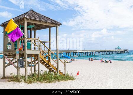 Florida, Broward, Deerfield Beach, Sand, öffentlich, Atlantischer Ozean, Wasser, Küste, Ufer, Surfen, Sonnenanbeter, Deerfield Beach International Fishing Pier, Rettungsschwimmer stat Stockfoto