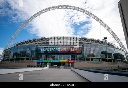 London, Großbritannien. August 2020. Allgemeine Ansicht außerhalb des Stadionvorspieles während des Sky Bet Championship Play-Off Final Match zwischen Brentford und Fulham im Wembley Stadium, London, England am 4. August 2020. Fußballstadien bleiben aufgrund der Covid-19-Pandemie leer, da staatliche Gesetze zur sozialen Distanzierung Fans innerhalb von Spielstätten verbieten, was dazu führt, dass alle Spielanlagen bis auf weiteres hinter verschlossenen Türen gespielt werden. Foto von Andy Rowland/Prime Media Images. Kredit: Prime Media Images/Alamy Live Nachrichten Stockfoto