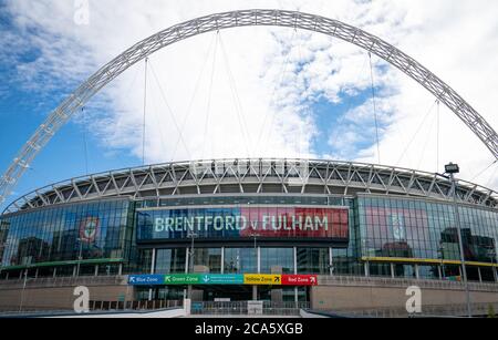 London, Großbritannien. August 2020. Allgemeine Ansicht außerhalb des Stadionvorspieles während des Sky Bet Championship Play-Off Final Match zwischen Brentford und Fulham im Wembley Stadium, London, England am 4. August 2020. Fußballstadien bleiben aufgrund der Covid-19-Pandemie leer, da staatliche Gesetze zur sozialen Distanzierung Fans innerhalb von Spielstätten verbieten, was dazu führt, dass alle Spielanlagen bis auf weiteres hinter verschlossenen Türen gespielt werden. Foto von Andy Rowland/Prime Media Images. Kredit: Prime Media Images/Alamy Live Nachrichten Stockfoto