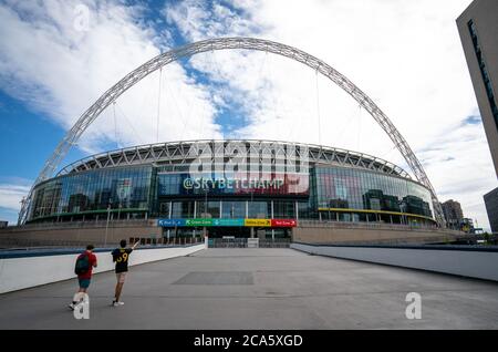 London, Großbritannien. August 2020. Allgemeine Ansicht außerhalb des Stadionvorspieles während des Sky Bet Championship Play-Off Final Match zwischen Brentford und Fulham im Wembley Stadium, London, England am 4. August 2020. Fußballstadien bleiben aufgrund der Covid-19-Pandemie leer, da staatliche Gesetze zur sozialen Distanzierung Fans innerhalb von Spielstätten verbieten, was dazu führt, dass alle Spielanlagen bis auf weiteres hinter verschlossenen Türen gespielt werden. Foto von Andy Rowland/Prime Media Images. Kredit: Prime Media Images/Alamy Live Nachrichten Stockfoto