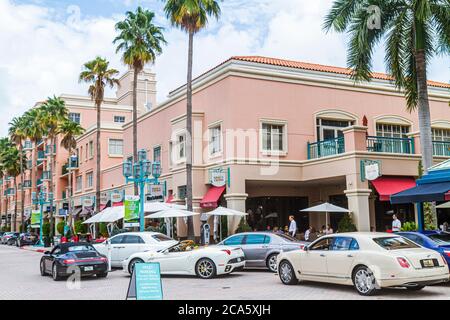 Boca Raton Florida, Mizner Park Plaza Real, Geschäfte der Luxusklasse, Geschäfte der Luxusklasse, Parkservice Ferrari Rolls Royce Bentley Max's Grille Restaurant Stockfoto