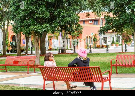 Boca Raton Florida, Palm Beach County, Sanborn Square, öffentlicher Park, Bänke, Erwachsene Erwachsene Frau Frauen Dame, reden, Unterhaltung, Kommunikation, Visito Stockfoto