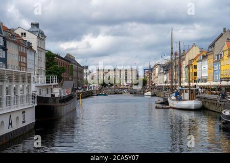 Kopenhagen, Dänemark - 2. August 2020: Nyhavn oder Neuer Hafen in Kopenhagen. Einst ein raues Viertel für Segler, aber es ist jetzt in eine schicke Gegend mit Bars und Restaurants für Touristen umgewandelt Stockfoto