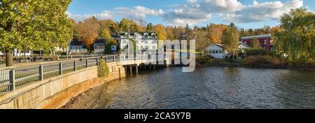 Blick auf See und Stadt, North Hatley, Lake Massawippi, Eastern Townships, Estrie, Quebec Provence, Kanada Stockfoto