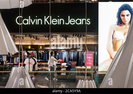 Hongkong, China. Juli 2020. Die amerikanische multinationale Modemarke Calvin Klein Jeans Store in Hongkong. Kredit: SOPA Images Limited/Alamy Live Nachrichten Stockfoto