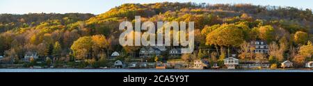 Blick auf See und Stadt, North Hatley, Lake Massawippi, Eastern Townships, Estrie, Quebec Provence, Kanada Stockfoto