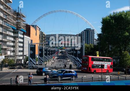 London, Großbritannien. August 2020. Allgemeine Ansicht außerhalb des Stadionvorspieles während des Sky Bet Championship Play-Off Final Match zwischen Brentford und Fulham im Wembley Stadium, London, England am 4. August 2020. Fußballstadien bleiben aufgrund der Covid-19-Pandemie leer, da staatliche Gesetze zur sozialen Distanzierung Fans innerhalb von Spielstätten verbieten, was dazu führt, dass alle Spielanlagen bis auf weiteres hinter verschlossenen Türen gespielt werden. Foto von Andy Rowland/Prime Media Images. Kredit: Prime Media Images/Alamy Live Nachrichten Stockfoto