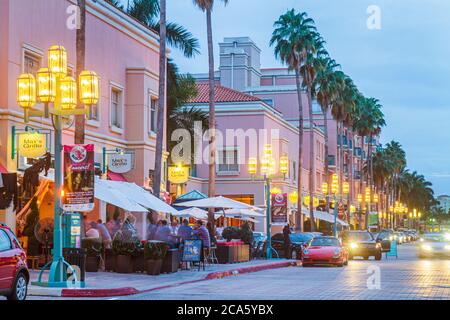 Boca Raton Florida, Mizner Park Plaza Real, Geschäfte im Freien, Max's Grille Restaurant Laternenpfosten Abend Nachtleben rosa Gebäude Palmen Stockfoto